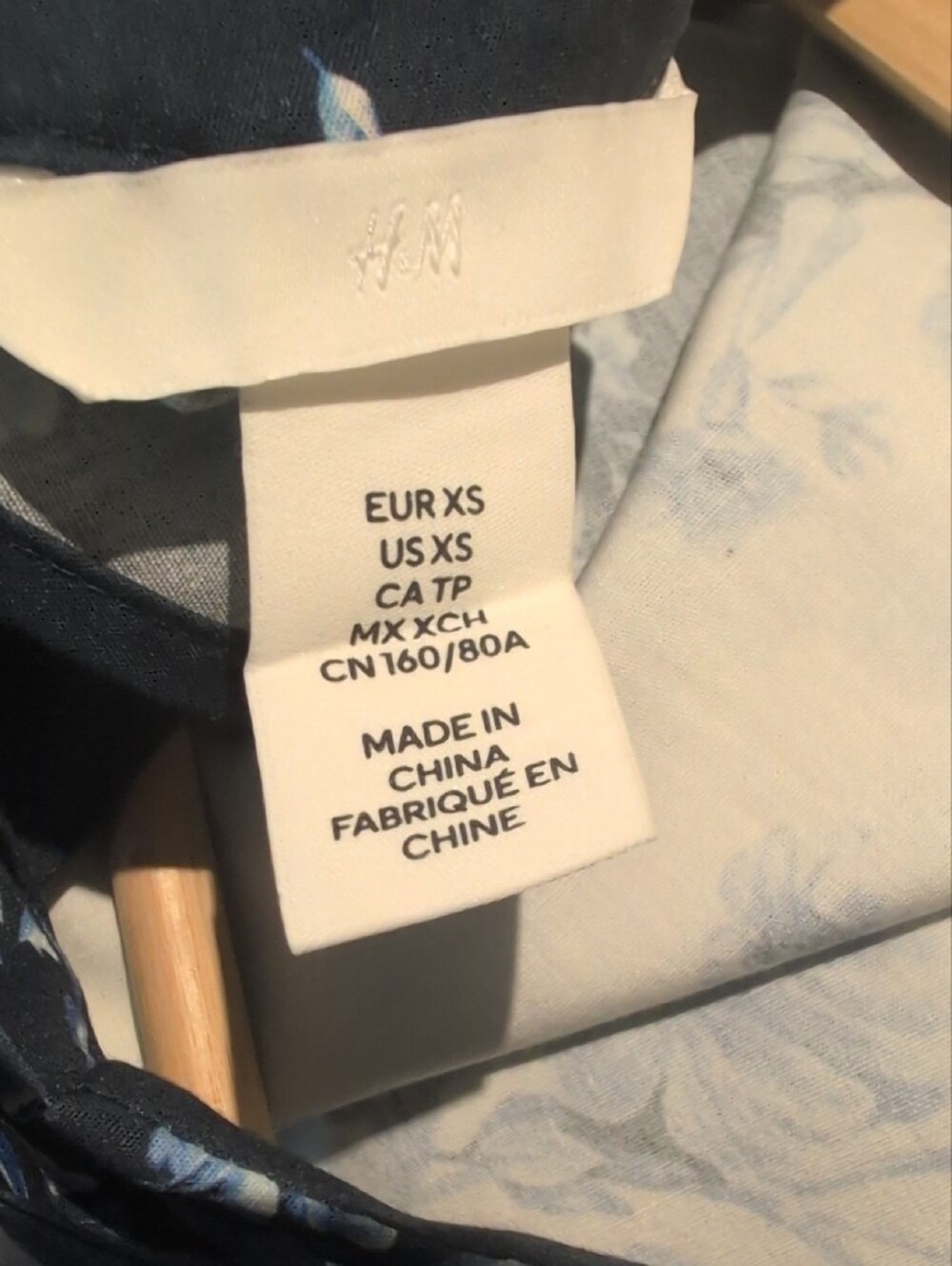 H&M Navy and White Floral Midi Dress with Keyhole Back - Picture 3 of 3